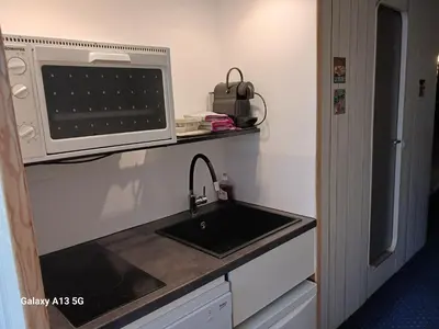 Cuisine ou kitchenette dans l'établissement Studio skis aux pieds 4 pers, Arc 1800 - FR-1-411-952