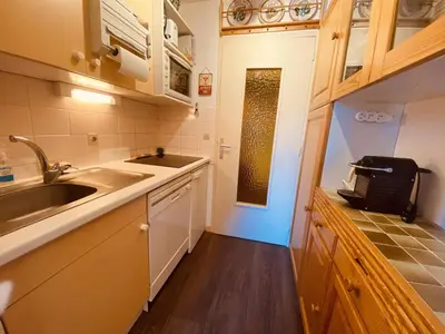 Cuisine ou kitchenette dans l'établissement Confortable appartement 6 pers, prox pistes, parking inclus - FR-1-757-131