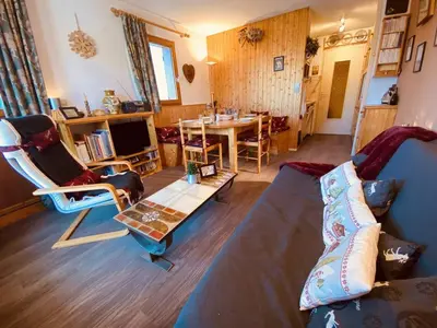 Coin salon dans l'établissement Confortable appartement 6 pers, prox pistes, parking inclus - FR-1-757-131