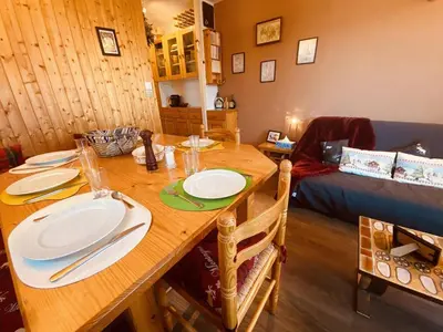 Coin salon dans l'établissement Confortable appartement 6 pers, prox pistes, parking inclus - FR-1-757-131