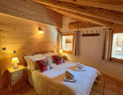 Un ou plusieurs lits dans un hébergement de l'établissement Le Refuge - 5 bedroom chalet with sauna