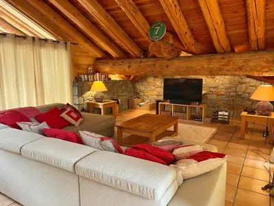 Télévision ou salle de divertissement dans l'établissement Le Refuge - 5 bedroom chalet with sauna