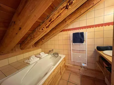 Salle de bains dans l'établissement Le Refuge - 5 bedroom chalet with sauna