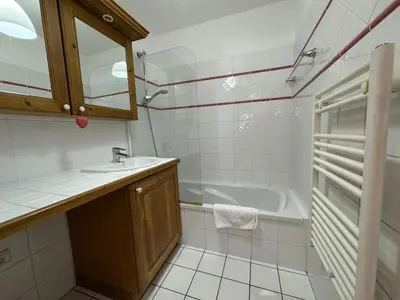 Salle de bains dans l'établissement Fermes St Foy F6 - Charmant 3 pièces, ski au pied - St Foy Tarentaise