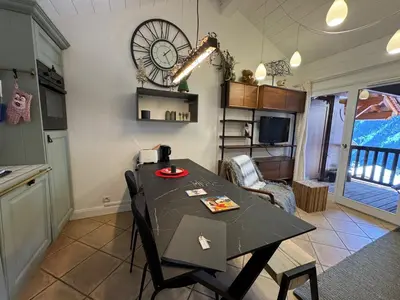 Cuisine ou kitchenette dans l'établissement Fermes St Foy F6 - Charmant 3 pièces, ski au pied - St Foy Tarentaise