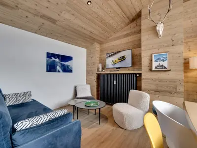 Coin salon dans l'établissement Appartement rénové 3 pièces à Tignes, balcon, proche pistes, WIFI - FR-1-502-591