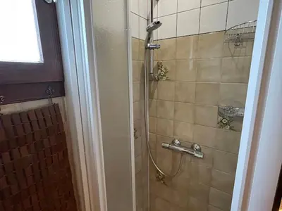 Salle de bains dans l'établissement Charmant duplex rénové, terrasse sud, 2 chambres, près des commerces - FR-1-464-240