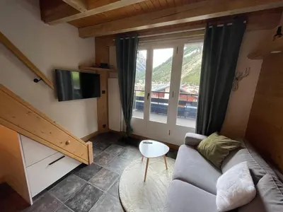 Télévision ou salle de divertissement dans l'établissement Charmant duplex rénové, terrasse sud, 2 chambres, près des commerces - FR-1-464-240