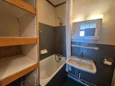 Salle de bains dans l'établissement Studio lumineux proche pistes et commerces avec balcon - FR-1-502-587