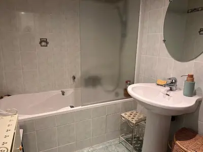 Salle de bains dans l'établissement Spacieux appartement 6 pers, proche centre, animaux admis - FR-1-464-241