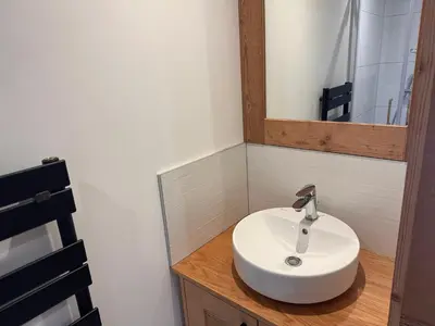 Salle de bains dans l'établissement Appartement rénové, parking privé, 6 personnes, Pralognan-la-Vanoise - FR-1-464-236
