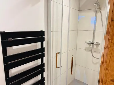 Salle de bains dans l'établissement Appartement neuf avec terrasse sud, parking privatif, 3 pièces, 6 pers - FR-1-464-235