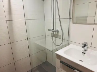 Salle de bains dans l'établissement Appartement neuf avec terrasse sud, parking privatif, 3 pièces, 6 pers - FR-1-464-235