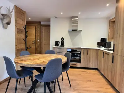 Cuisine ou kitchenette dans l'établissement Appartement cosy au pied des pistes avec parking privatif - FR-1-464-242