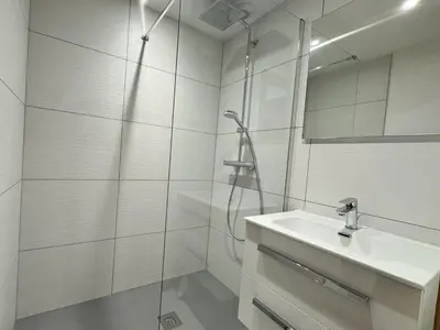 Salle de bains dans l'établissement Appartement cosy au pied des pistes avec parking privatif - FR-1-464-242