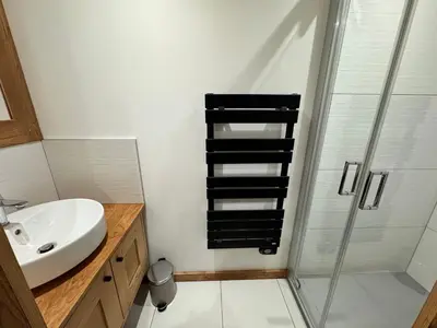 Salle de bains dans l'établissement Appartement cosy au pied des pistes avec parking privatif - FR-1-464-242