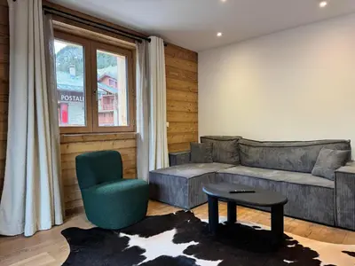Coin salon dans l'établissement Appartement cosy au pied des pistes avec parking privatif - FR-1-464-242