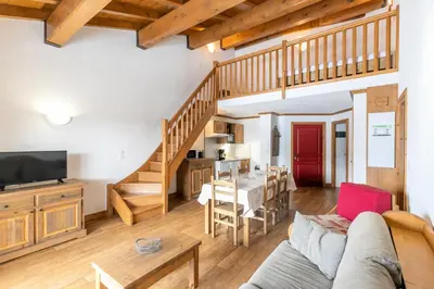 Télévision ou salle de divertissement dans l'établissement Résidence Le Clos Vanoise - 3 pièces mezzanine spacieux et confortable. MAE-4311