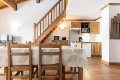 Cuisine ou kitchenette dans l'établissement Résidence Le Clos Vanoise - 3 pièces mezzanine spacieux et confortable. MAE-4311