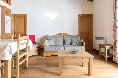 Coin salon dans l'établissement Résidence Le Clos Vanoise - 3 pièces mezzanine spacieux et confortable. MAE-4311