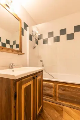 Salle de bains dans l'établissement Résidence Le Clos Vanoise - 3 pièces mezzanine spacieux et confortable. MAE-4311