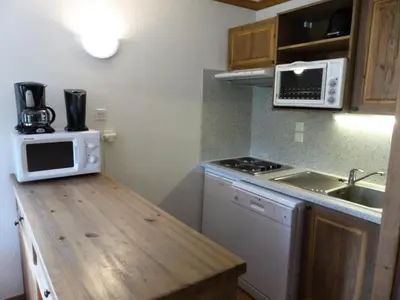 Cuisine ou kitchenette dans l'établissement Résidence Le Clos Vanoise - 3 Pièces pour 8 Personnes MAE-4331