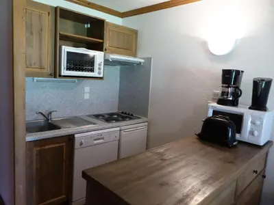 Cuisine ou kitchenette dans l'établissement Résidence Le Clos Vanoise - 3 Pièces pour 7 Personnes MAE-4351