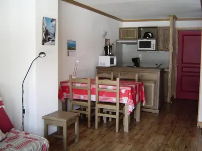 Cuisine ou kitchenette dans l'établissement Résidence Le Clos Vanoise - 2 Pièces pour 6 Personnes MAE-4371