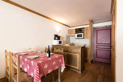 Cuisine ou kitchenette dans l'établissement Résidence Le Clos Vanoise - 2 Pièces pour 6 Personnes MAE-4411