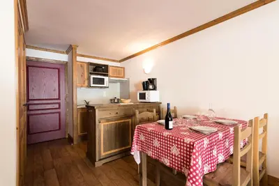 Cuisine ou kitchenette dans l'établissement Résidence Le Clos Vanoise - 2 Pièces pour 6 Personnes MAE-4471