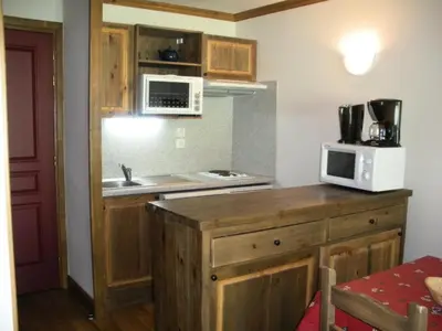 Cuisine ou kitchenette dans l'établissement Résidence Le Clos Vanoise - 2 Pièces pour 6 Personnes MAE-4471