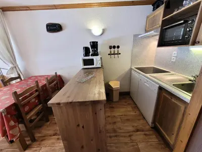 Cuisine ou kitchenette dans l'établissement Résidence Le Clos Vanoise - 2 Pièces pour 6 Personnes MAE-4501