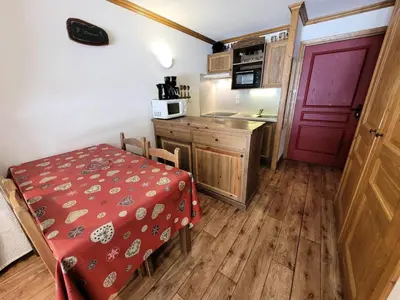 Cuisine ou kitchenette dans l'établissement Résidence Le Clos Vanoise - 2 Pièces pour 6 Personnes MAE-4501