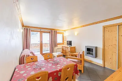 Télévision ou salle de divertissement dans l'établissement Résidence Le Criterium - Résidence Le Critérium 3 Chalet B Appartement 2 MAE-4511