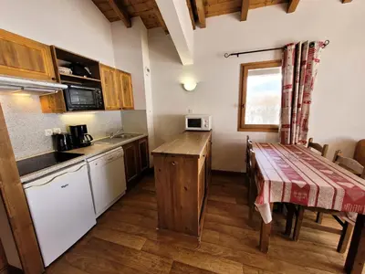 Cuisine ou kitchenette dans l'établissement Résidence Le Clos Vanoise - 3 pièces poutres apparentes vue sur pistes MAE-4531