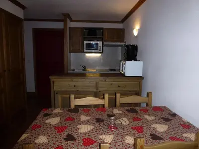 Cuisine ou kitchenette dans l'établissement Résidence Le Clos Vanoise - 2 Pièces pour 6 Personnes MAE-4541