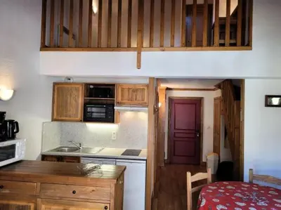 Cuisine ou kitchenette dans l'établissement Résidence Le Clos Vanoise - Studi mezzanine chaleureux MAE-4561