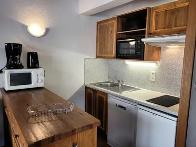 Cuisine ou kitchenette dans l'établissement Résidence Le Clos Vanoise - Studi mezzanine chaleureux MAE-4561