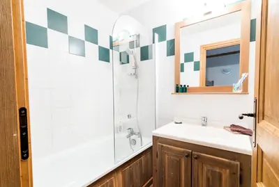 Salle de bains dans l'établissement Résidence Le Clos Vanoise - Studio mezzanine chalereux MAE-4571