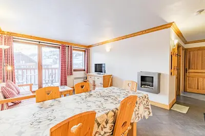 Télévision ou salle de divertissement dans l'établissement Résidence Le Criterium - Résidence Le Critérium 3 Chalet D Appartement 3 MAE-4591