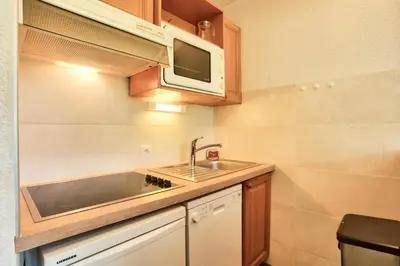Cuisine ou kitchenette dans l'établissement Résidence Albaron - Appartement 3 pièces - coin montagne MAE-4701