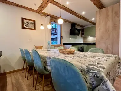 Télévision ou salle de divertissement dans l'établissement CHALET - DUPLEX neuf 8 pax - pied des pistes - parking privé - cheminée - Skiroom - 3 rooms & mezzanine