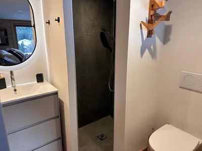 Salle de bains dans l'établissement Somptueux appartement neuf, jardin sud, parking privé - FR-1-464-243