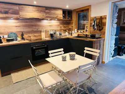 Cuisine ou kitchenette dans l'établissement Somptueux appartement neuf, jardin sud, parking privé - FR-1-464-243