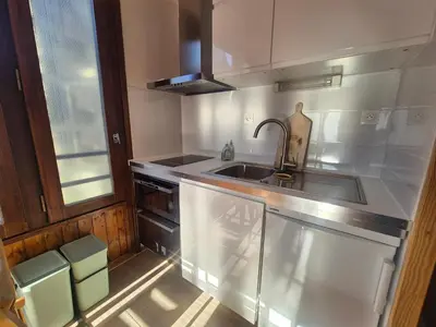 Cuisine ou kitchenette dans l'établissement Appartement confortable Tignes Val Claret, 5 pers, proche pistes - FR-1-502-593