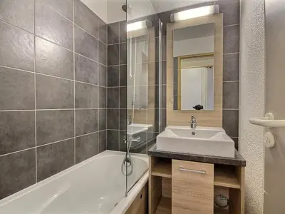 Salle de bains dans l'établissement Studio cabine à Belle Plagne, 4 personnes, terrasse vue sud-ouest - FR-1-455-260