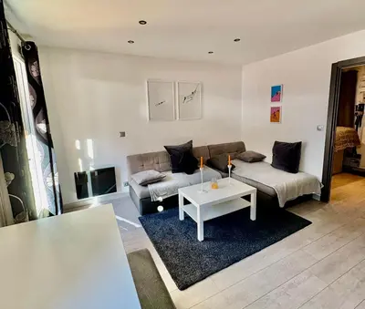 Coin salon dans l'établissement Appartement moderne et entièrement rénové en plein cœur du village, chambre séparée, balcon vue montagne, très proche des pistes