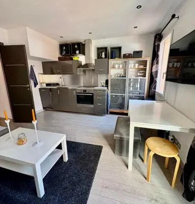 Cuisine ou kitchenette dans l'établissement Appartement moderne et entièrement rénové en plein cœur du village, chambre séparée, balcon vue montagne, très proche des pistes