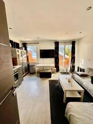 Cuisine ou kitchenette dans l'établissement Appartement moderne et entièrement rénové en plein cœur du village, chambre séparée, balcon vue montagne, très proche des pistes