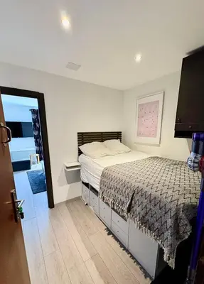 Un ou plusieurs lits dans un hébergement de l'établissement Appartement moderne et entièrement rénové en plein cœur du village, chambre séparée, balcon vue montagne, très proche des pistes